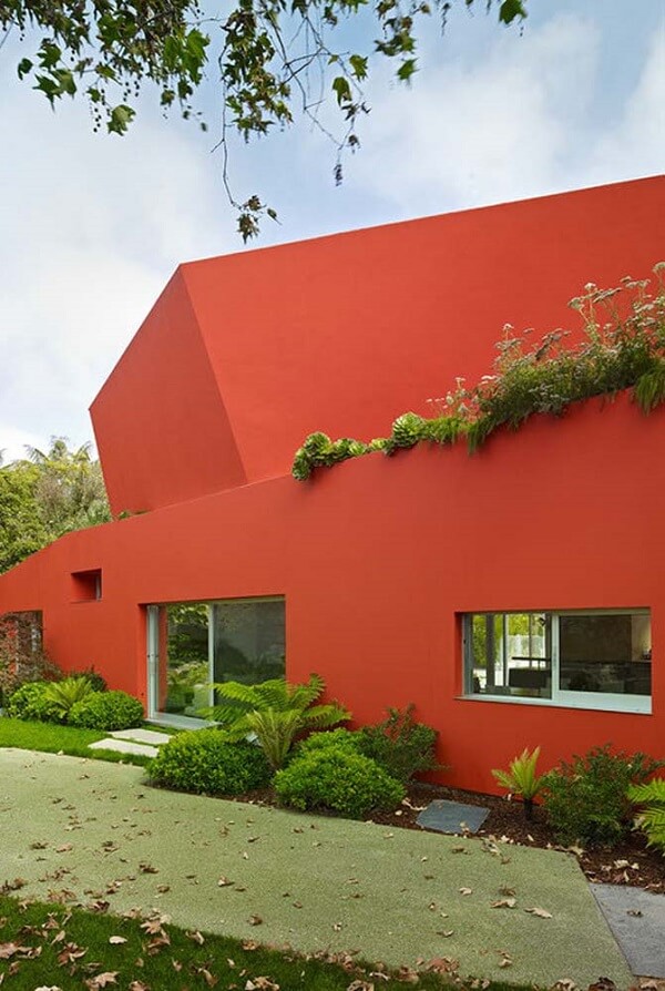 Casa vermelha com telhado verde