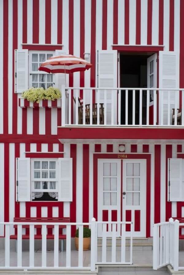 Casa vermelha e branca com fachada listrada