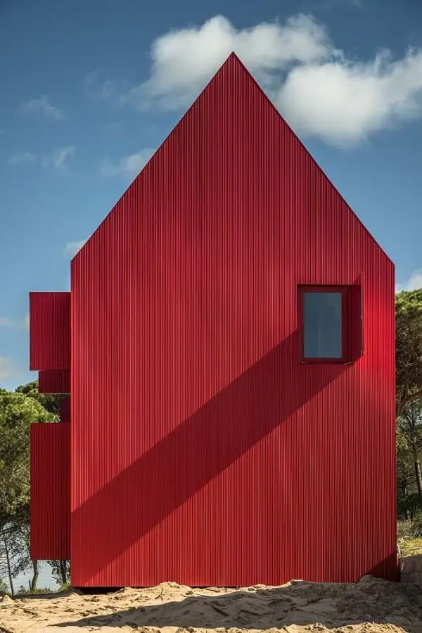 Casa vermelha: a fachada vermelha traz um toque de sofisticação para o imóvel
