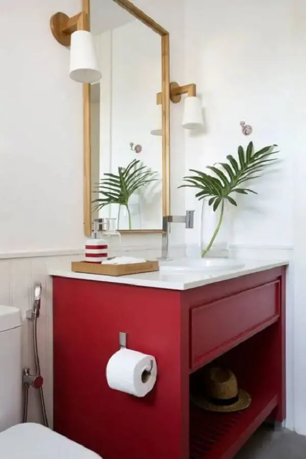 Decoração de casa vermelha: banheiro com gabinete vermelho e tampo branco