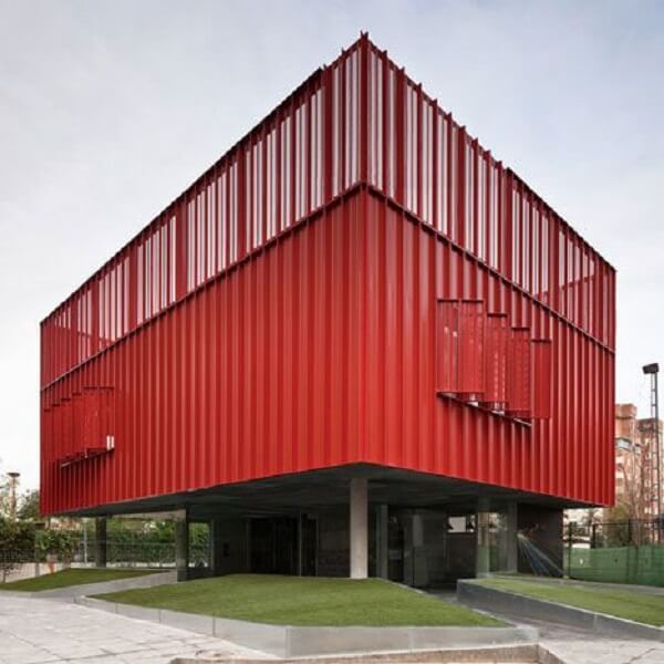 Fachada moderna de casa vermelha