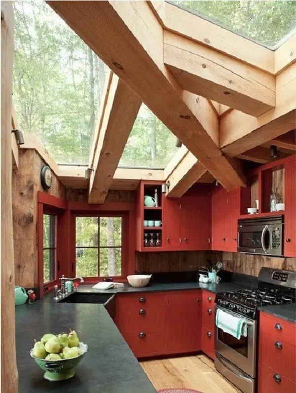 Decoração de casa vermelha: cozinha rústica com armários em vermelho