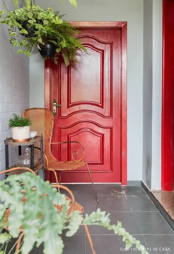 Modelo de casa com porta vermelha