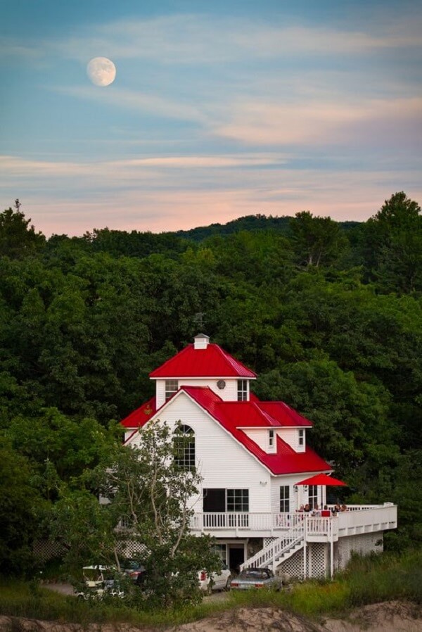 A casa com telhado vermelho se destaca na paisagem