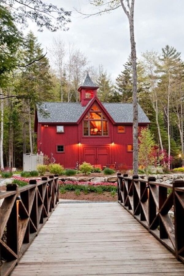 Casa de campo com fachada vermelha