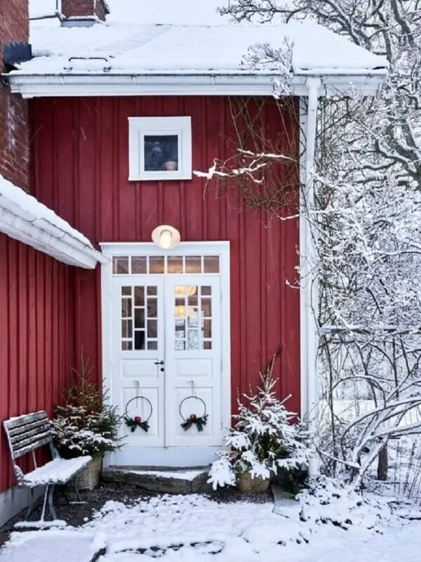 A casa vermelha se destaca nos períodos de neve