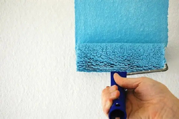 Como pintar parede com textura tinta azul