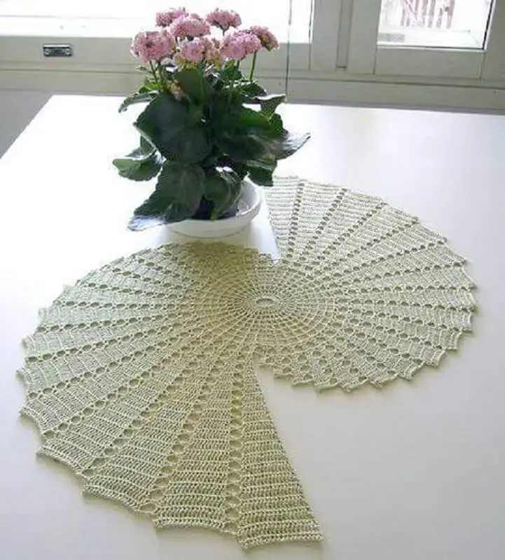 modelo diferente de toalha de mesa em crochê