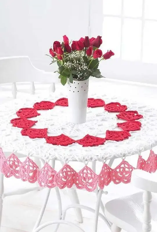 pontos em formato de coração para toalha de mesa redonda de crochê