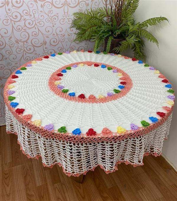 A toalha de mesa de crochê pode ser feita sob medida para o seu móvel