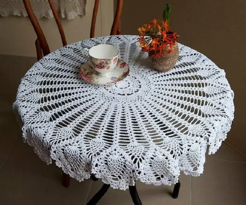 toalha de mesa redonda de crochê branca