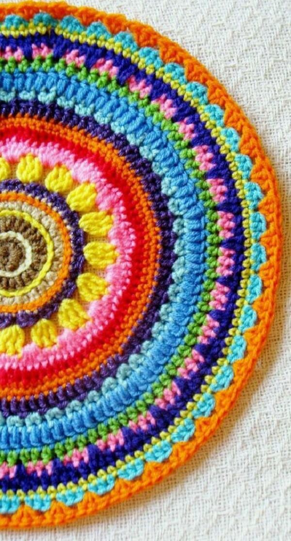 A toalha de crochê colorida traz alegria para o ambiente