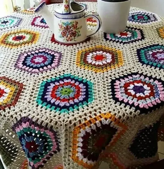 Toalha de mesa de crochê feita em quadradinhos