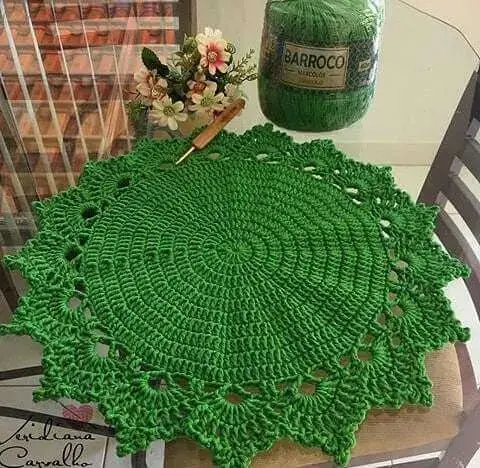 Modelo de toalha de mesa de crochê em tom verde