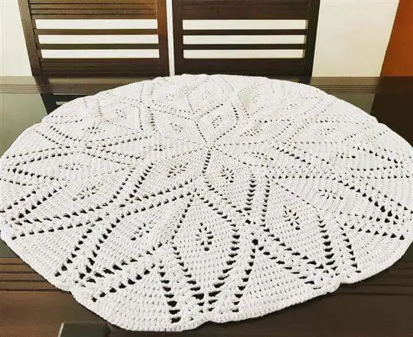 Cores neutras para toalha de mesa de crochê