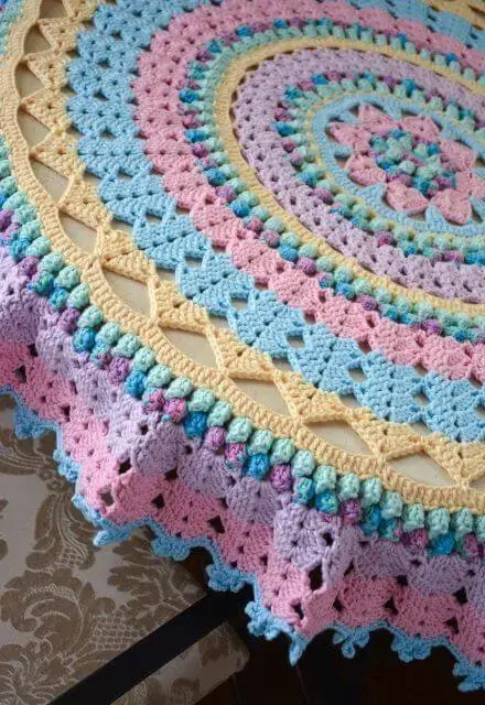 As tramas coloridas da toalha de mesa de crochê trazem alegria para o decor.