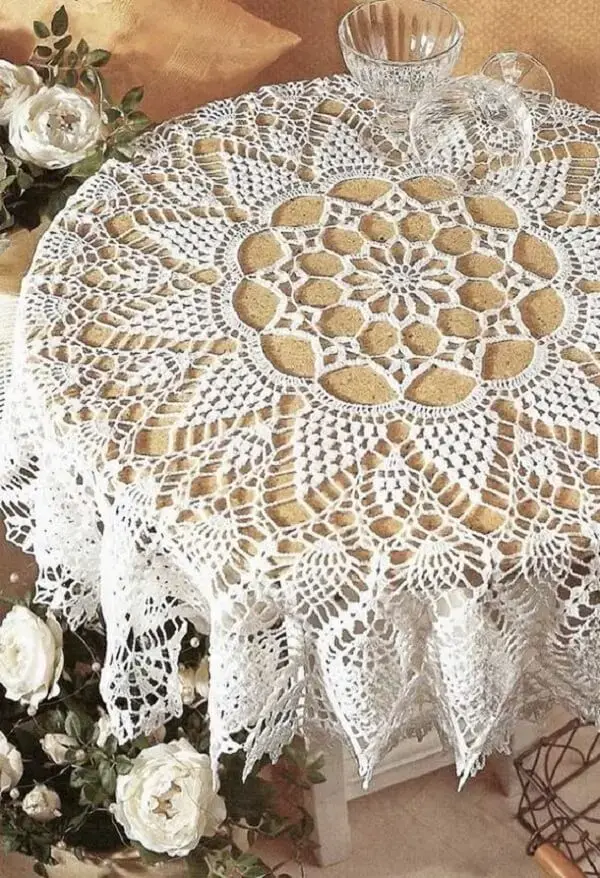 A toalha de mesa de crochê branca é o mais comum usado