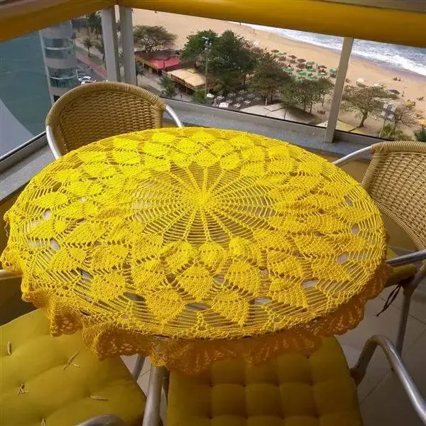 A toalha de mesa de crochê amarela ilumina o decor