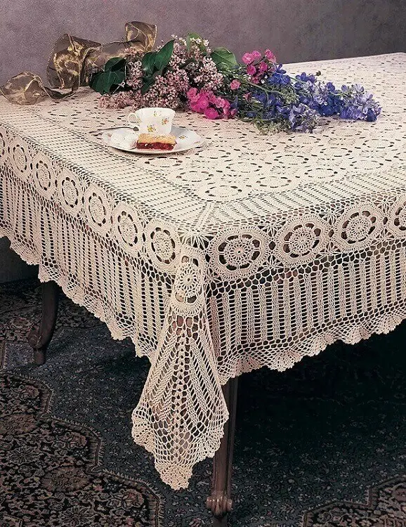 decoração com toalha de mesa de crochê quadrada