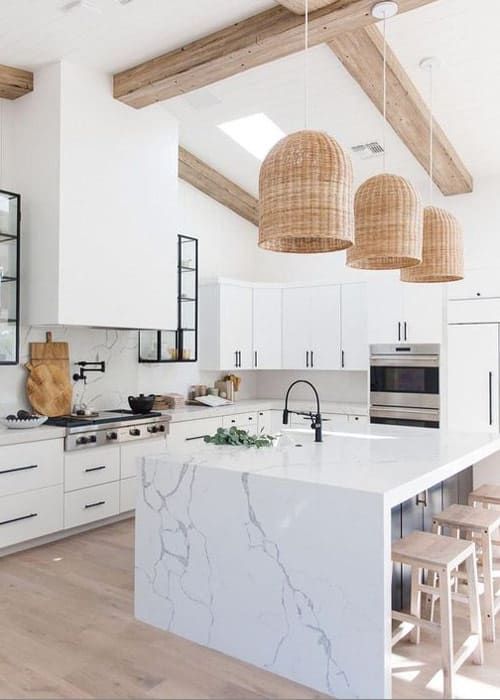 Cozinha branca com bancada de mármore e torre quente