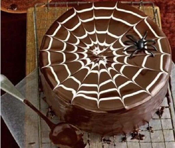 Bolo de Halloween feito de chocolate simula uma teia de aranha