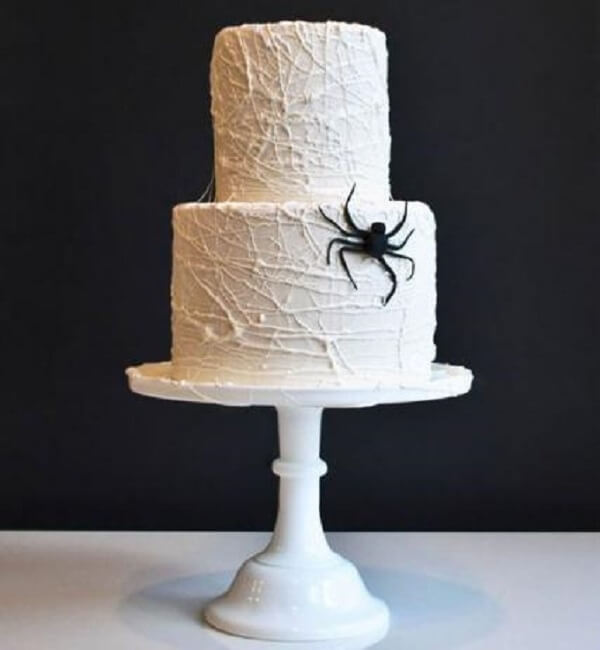 Bolo de Halloween assustador com creme branco e aranha