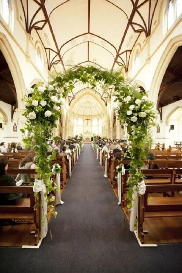 decoração de igreja para casamento com arco de flores