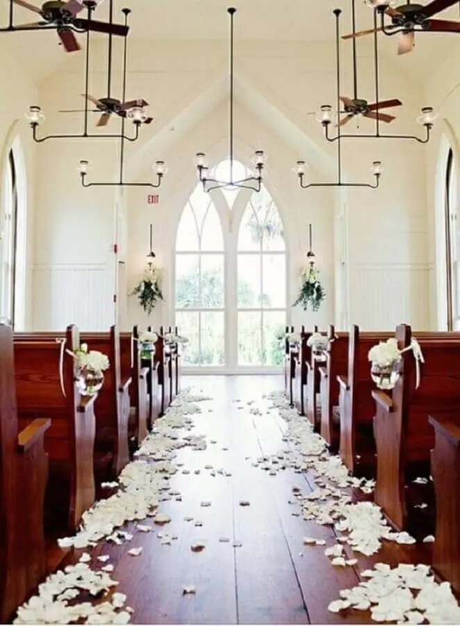 decoração de igreja para casamento com detalhes simples e rústicos