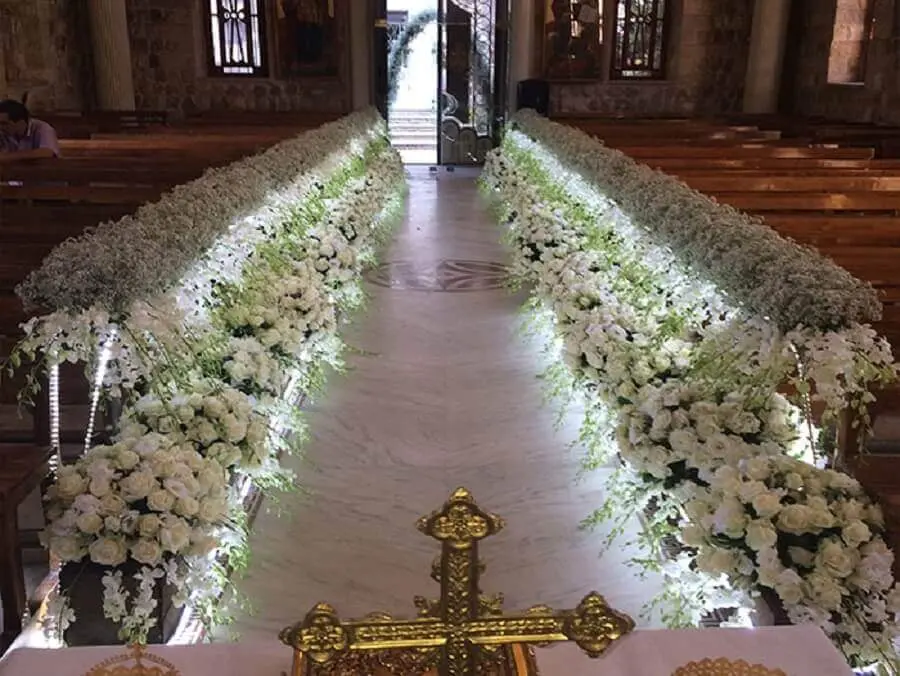 decoração de casamento com flores e iluminação