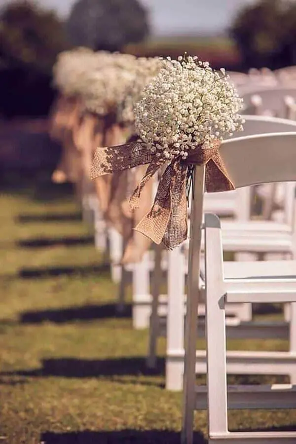 decoração de casamento rústico com flor mosquitinho amarrada em cadeiras Foto Wedding Inspiration