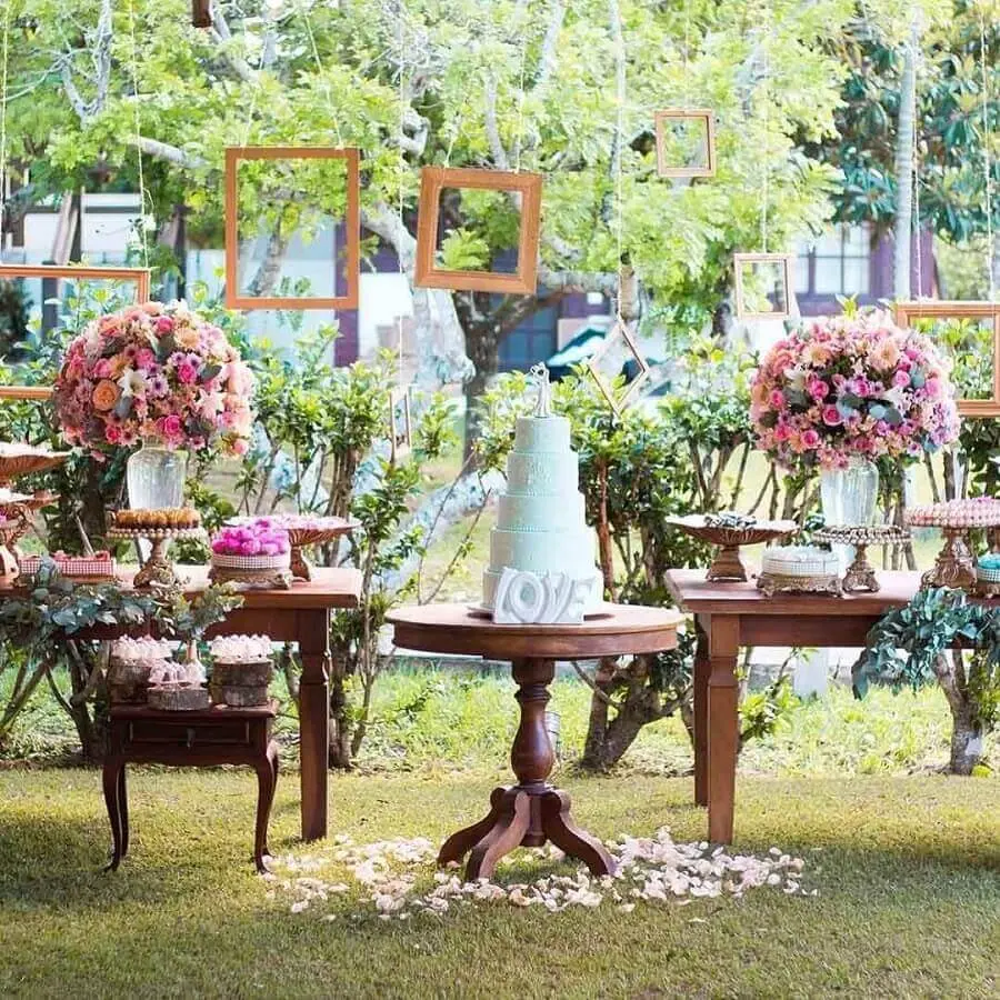 decoração de festa de casamento ao ar livre com arranjo de flores e mesas de madeira Foto Frank Ribeiro Eventos