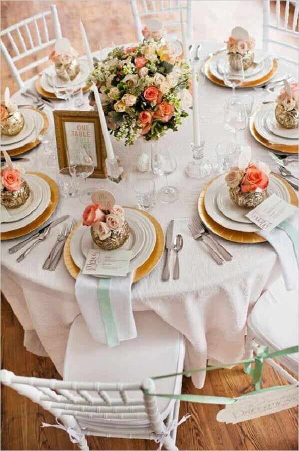 mesa de casamento decorada com rosas delicadas
