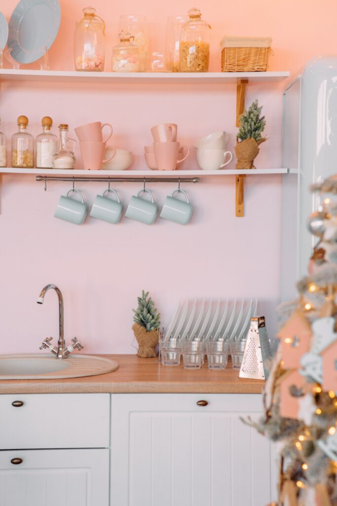 Barbiecore na decoração: canecas rosas na cozinha – Foto: Unsplash