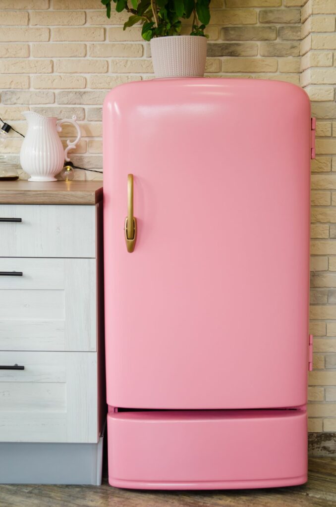 16. Barbiecore na decoração: geladeira rosa dá um toque especial à cozinha – Foto: Shutterstock