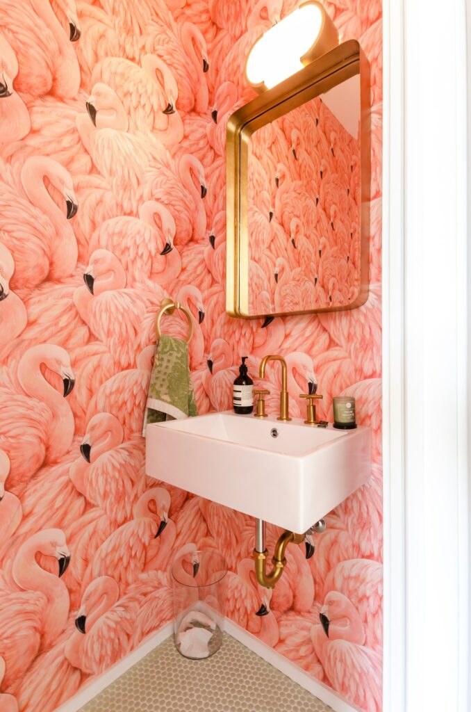 Barbiecore na decoração: metais dourados e estampas de flamingo fazem parte da estética do décor – Foto: Unsplash/Collov Home Design